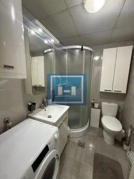 Kompaktno opremljeno kupatilo sa tuš kabinom, umivaonikom i veš mašinom. - image 6