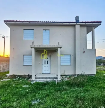 Prednja strana dvospratne kuće sa fasadom i ulaznim vratima. - image 3
