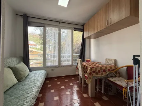 Manji dnevni boravak sa garniturom za sjedenje, trpezarijskim stolom i pogledom kroz prozor. - image 2