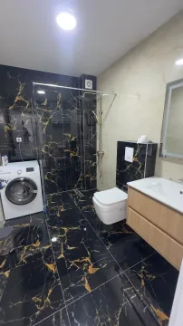 Moderno opremljeno kupatilo sa tuš kabinom, umivaonikom i veš mašinom. - image 7