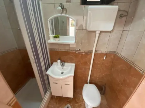 Manje kupatilo sa tuš kabinom, umivaonikom i toaletom. - image 3