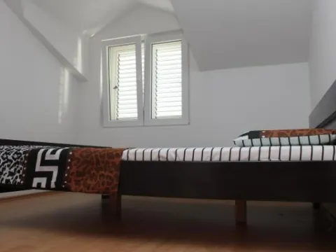 Izdavanje, dvosoban stan, 80m², Centar, Tivat - image 11