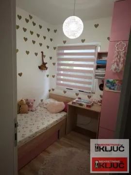 Dečja soba sa krevetom, radnim stolom i roze ormarom. - image 5
