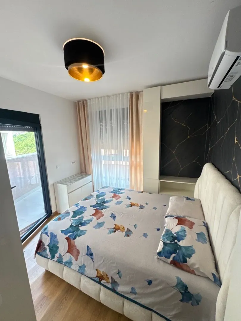 Izdavanje, dvosoban stan, 60m², Centar, Bar