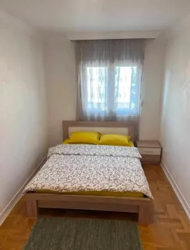 Manja spavaća soba sa bračnim krevetom i prozorom. - image 7