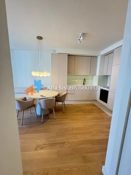 Izdavanje, trosoban stan, 74m², Savski Venac, Beograd