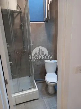 Pogled na moderno opremljeno kupatilo sa tuš kabinom i toaletom. - image 6