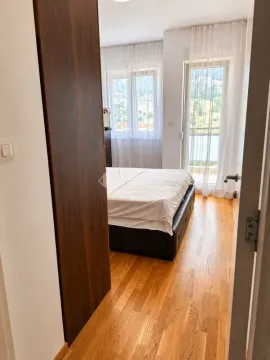 Svijetla spavaća soba sa bračnim krevetom i izlazom na terasu. - image 5