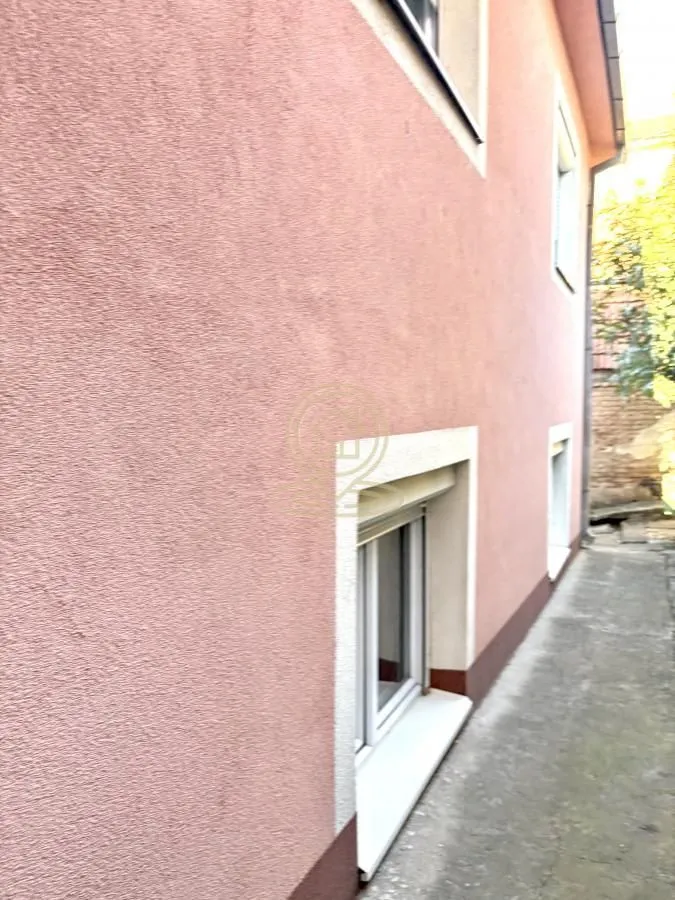 Pogled na spoljašnji deo kuće i fasadu sa prozorima.