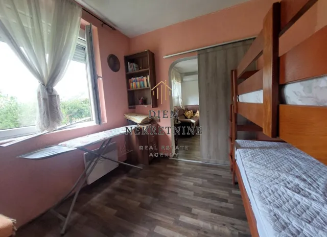 Izdavanje, dvosoban stan, 70m², Škaljari, Kotor