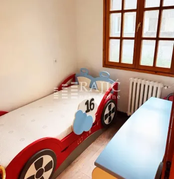 Children's bedroom with a car-shaped bed. - image 5