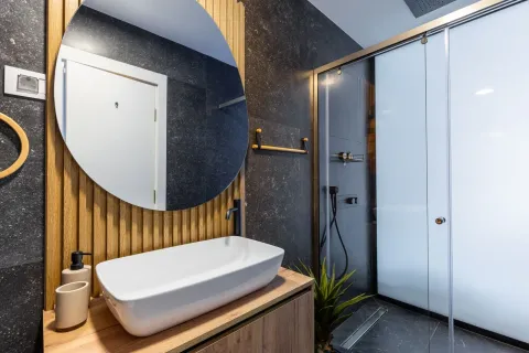 Moderne kupatilo sa umivaonikom i tuš kabinom. - image 33