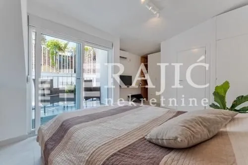 Bright bedroom with a double bed and access to the terrace.