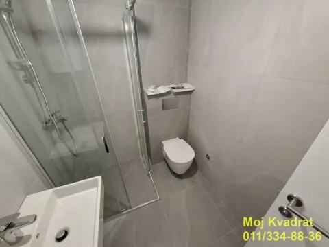 Moderno kupatilo sa tuš kabinom, umivaonikom i toaletom. - image 8