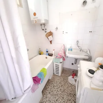 Manje opremljeno kupatilo sa kadom, umivaonikom i veš mašinom. - image 13