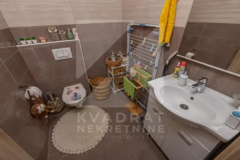 Kupatilo opremljeno umivaonikom, WC šoljom i stalkom za sušenje veša. - image 26