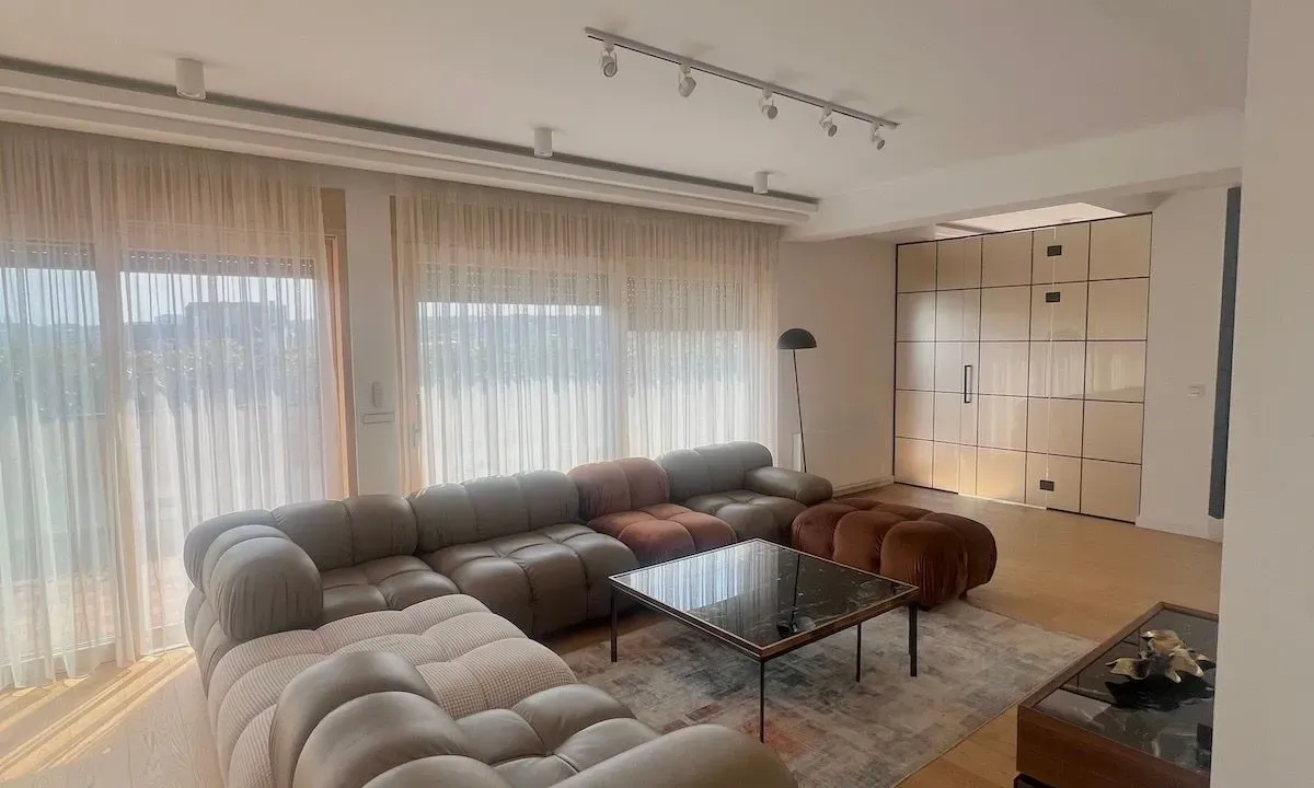 Izdavanje, četvorosoban stan, 237m², Vračar Hram, Vračar Sve Podlokacije