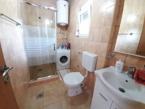 Kompaktno kupatilo sa tuš kabinom, wc šoljom, umivaonikom i mašinom za veš. - image 3