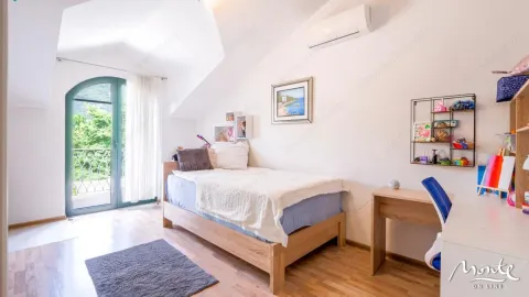 Dječja soba sa krevetom, radnim stolom i balkonskim vratima. - image 24