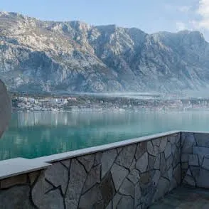 Prelijep pogled na more i planine sa terase.
