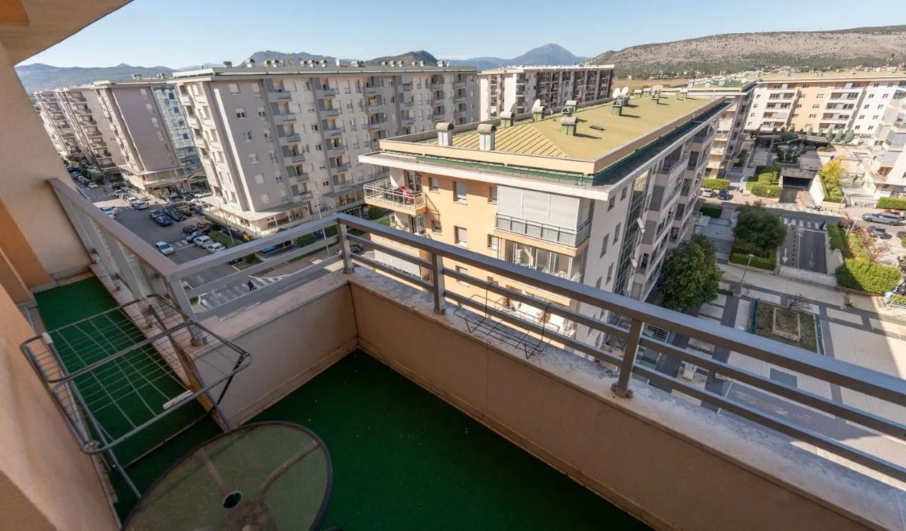 Pogled sa balkona na okolne zgrade i gradsko naselje.