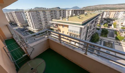 Pogled sa balkona na okolne zgrade i gradsko naselje. - image 13