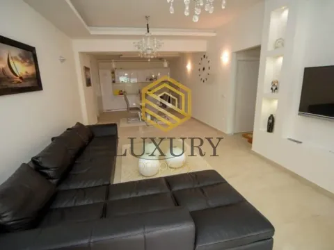 Izdavanje, dvosoban stan, 117m², Pržno, Budva - image 1