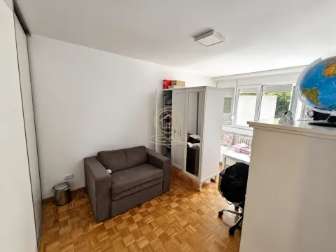 Manja spavaća soba sa bračnom foteljom, ormarom i radnim stolom. - image 8