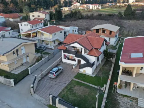 Prodaja, kuća, 190m², Polje, Bar