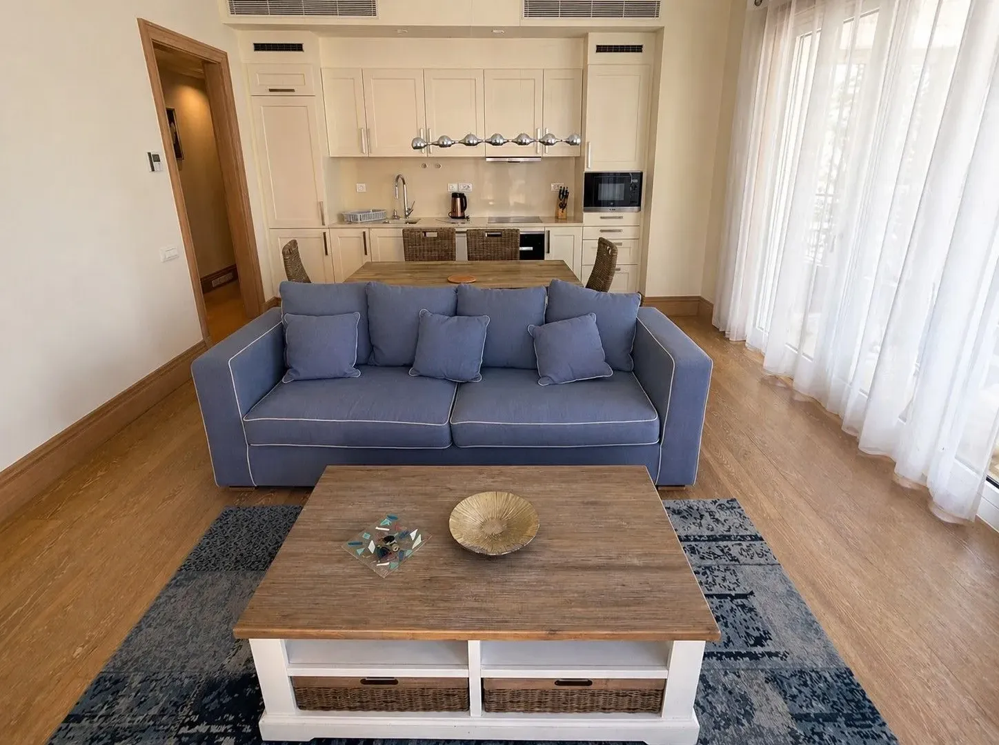 Izdavanje, dvosoban stan, 125m², Tivat, Crna Gora