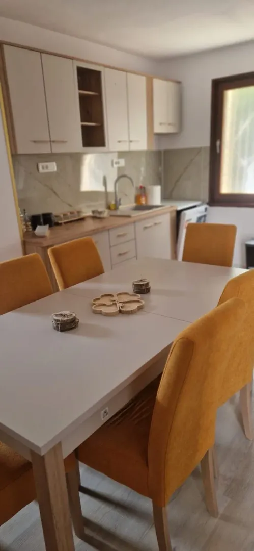 Izdavanje, dvosoban stan, 115m², Škaljari, Kotor