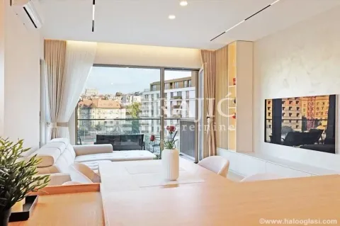 Bright living room with dining area and access to the terrace. - image 3
