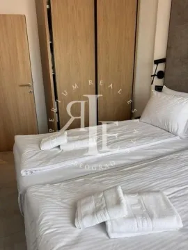 Spavaća soba sa dva kreveta i drvenim garderoberom. - image 19