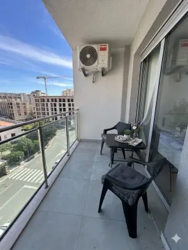 Namještena terasa sa garniturom za sjedenje i pogledom na ulicu. - image 8