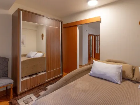 Izdavanje, dvosoban stan, 50m², Centar, Podgorica - image 4