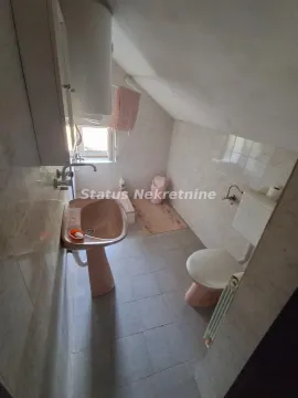 Manje kupatilo sa lavaboom, wc šoljom i prozorom u potkrovlju. - image 11