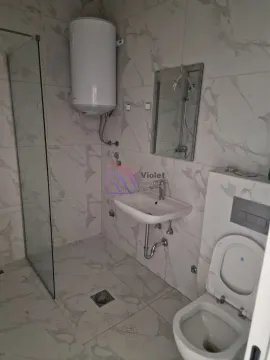 Manje kupatilo sa tuš kabinom, umivaonikom, wc šoljom i bojlerom obloženo mermernim pločicama. - image 6