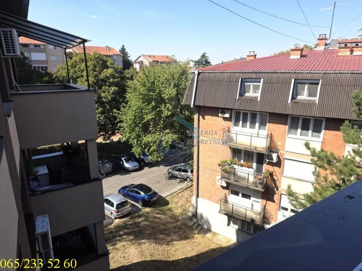 Pogled sa terase na naselje i zelenilo.