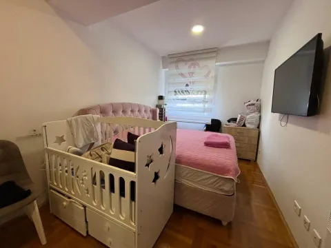 Spavaća soba sa krevetom i dječijim krevetcem. - image 9