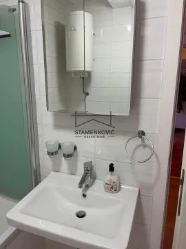 Kupatilo sa umivaonikom, ogledalom i bojlerom. - image 16