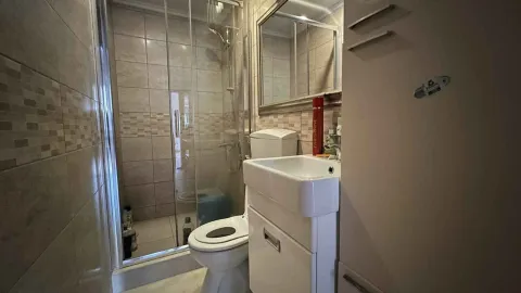 Kupatilo sa tuš kabinom, lavaboom i ogledalom. - image 12