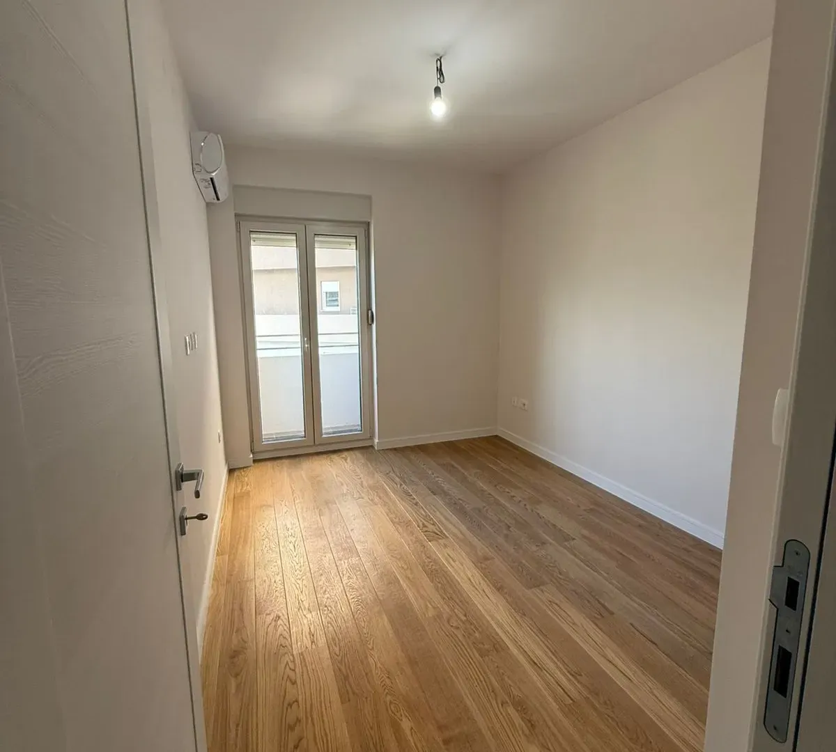 Izdavanje, dvosoban stan, 74m², Central Point, Podgorica