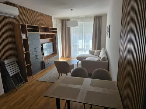 Dnevni boravak sa garniturom, TV policom i trpezarijskim stolom. - image 2