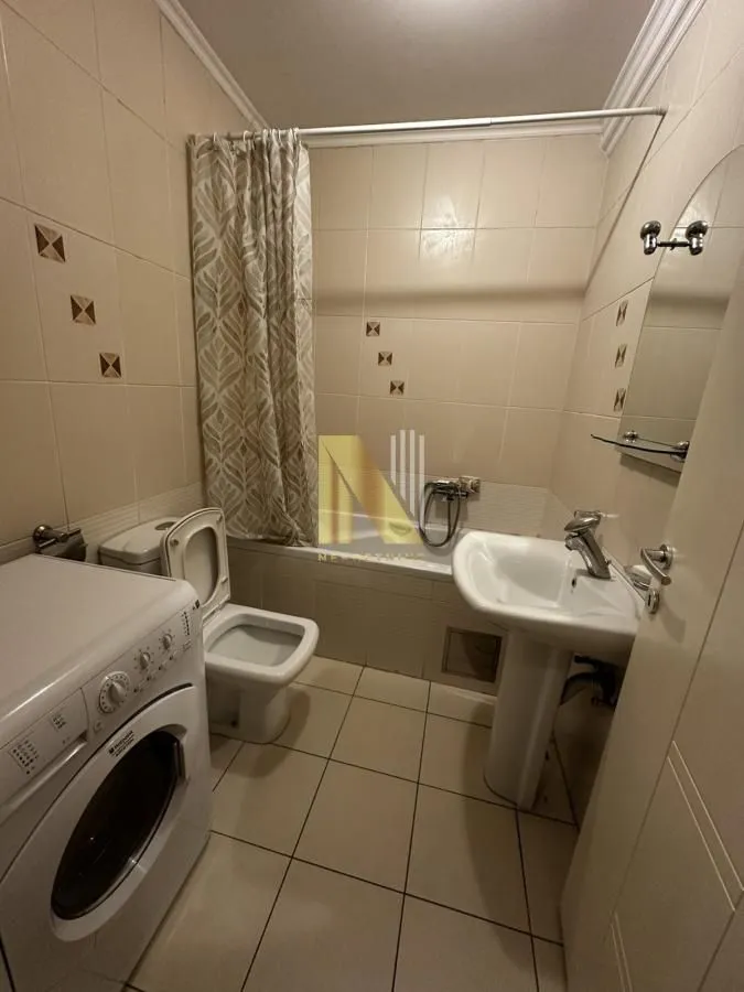 Kupatilo opremljeno sanitarijama, kadom i veš mašinom.