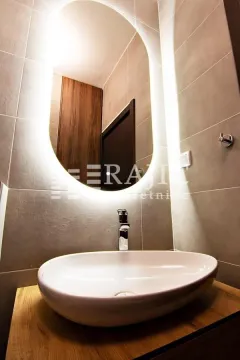 Moderno kupatilo sa umivaonikom i osvetljenim ogledalom. - image 5