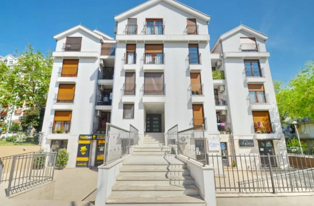 Izdavanje, dvosoban stan, 83m², Centar, Tivat