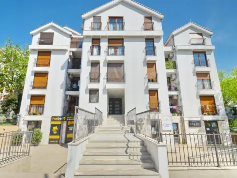 Izdavanje, dvosoban stan, 83m², Centar, Tivat