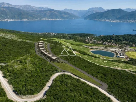 Pogled iz vazduha na kompleks kuća sa pogledom na more i planine. - image 18