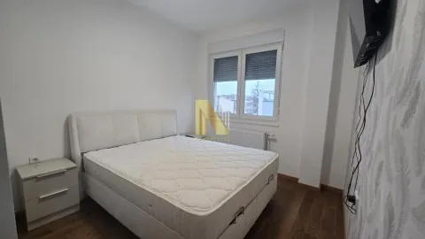 Spavaća soba sa bračnim krevetom i noćnim stočićem. - image 8