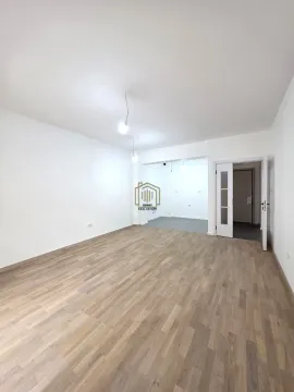 Prazna neopremljena prostorija sa drvenim podom i bijelim zidovima. - image 11